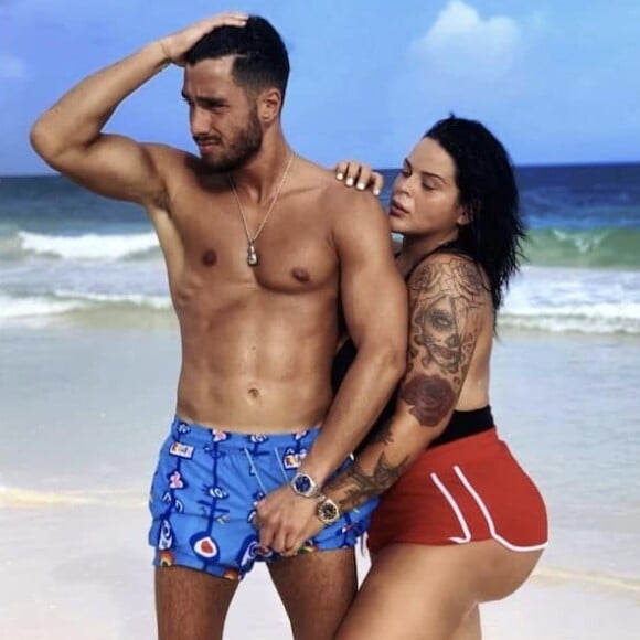 Sarah Fraisou pose en maillot de bain avec son nouveau chéri Ahmed, sur Snapchat le 28 octobre 2019.