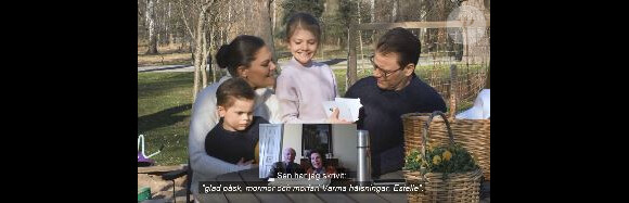La princesse Estelle de Suède avait préparé une carte de Pâques pour ses grands-parents. La famille royale de Suède a fêté Pâques ensemble en visio, le 12 avril 2020, en pleine période de confinement en raison de la pandémie du coronavirus, et a partagé des extraits de ces moments en famille inédits sur Instagram.