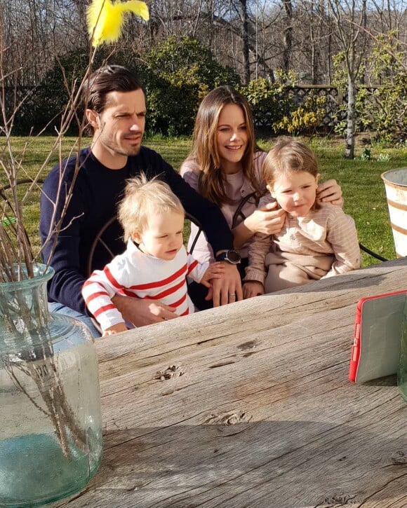 Le prince Carl Philip et la princesse Sofia de Suède avec leurs enfants le prince Gabriel et le prince Alexander le 12 avril 2020 lors d'un appel visio avec le reste de la famille royale pour Pâques depuis le jardin de leur propriété, la villa Solbacken. Photo Instagram.