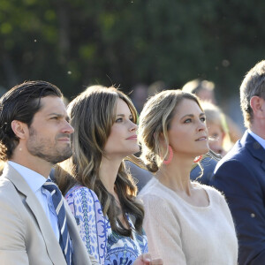 La princesse Victoria de Suède, le roi Carl XVI Gustaf, la reine Silvia, le prince Carl Philip, la princesse Sofia, la princesse Madeleine et son mari Chris O'Neill lors de la célébration du 42e anniversaire de la princesse Victoria à Borgholm le 14 juillet 2019.