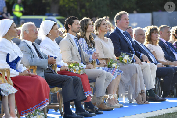 La princesse Victoria de Suède, le roi Carl XVI Gustaf, la reine Silvia, le prince Carl Philip, la princesse Sofia, la princesse Madeleine et son mari Chris O'Neill lors de la célébration du 42e anniversaire de la princesse Victoria à Borgholm le 14 juillet 2019.
