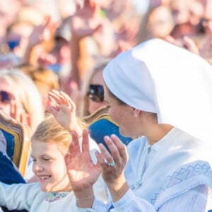 Hanna Oberg ("prix Victoria Award"), le prince Daniel, la princesse Estelle de Suède, la princesse Victoria de Suède, le roi Carl Gustav de Suède, la reine Silvia lors de la célébration du 42e anniversaire de la princesse Victoria à Borgholm le 14 juillet 2019.