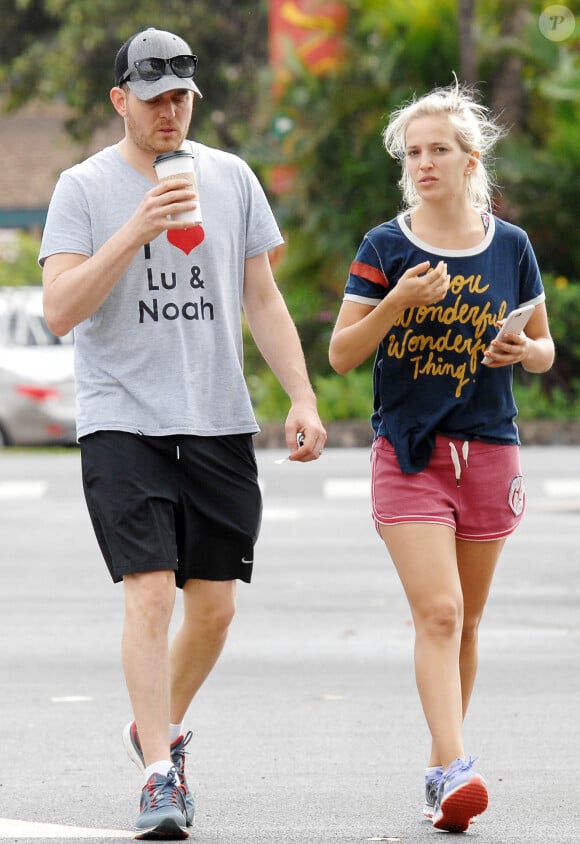 Michael Bublé et sa femme Luisana Lopilato se promènent dans les rues de Maui à Hawaii, le 6 janvier 2015.