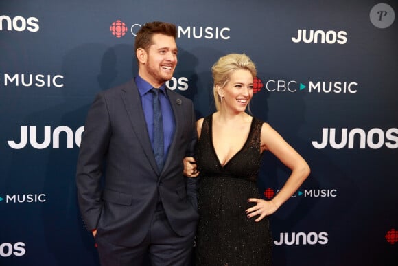 Michael Bublé et sa femme Luisa Lopilato enceinte posent sur le tapis rouge des Juno Awards à Vancouver, le 25 mars 2018.