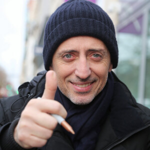 Le comédien Gad Elmaleh à la sortie des studios de la radio RTL à Paris le 12 décembre 2019. © Jonathan Rebboah / Panoramic / Bestimage