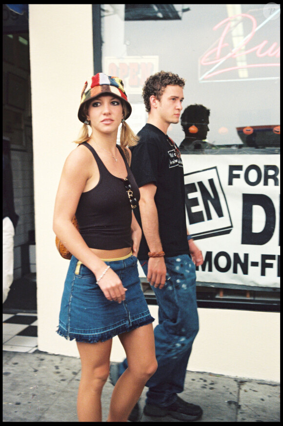 Archives - Britney Spears et Justin Timberlake se promènent à Los Angeles. Le 8 octobre 2000.