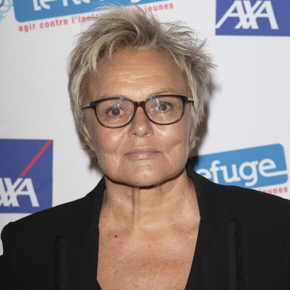 Exclusif - Muriel Robin - 2ème soirée de Gala au profit de l'association nationale "Le Refuge" et de ses actions de soutien aux jeunes LGBT+ victimes d'homophobie ou de transphobie, au théâtre des Folies Bergère à Paris, le 18 novembre 2019. Depuis 2003, Le Refuge accueille de jeunes garçons et filles de 18 à 25 ans en situation d'isolement du fait de leur orientation sexuelle ou de genre. Le Refuge propose l'hébergement temporaire, l'accompagnement social et psychologique, l'écoute et la médiation familiale, ainsi que des interventions en milieu scolaire. Le Refuge est présent aujourd'hui dans 20 villes en France avc des délégations régionales et départementales. Plus de 150 jeunes sont mis à l'abri chaque soir sur tout le territoire. La somme récoltée pour "Le Refuge" est de 272.450€. © Gorassini/Perusseau/Bestimage