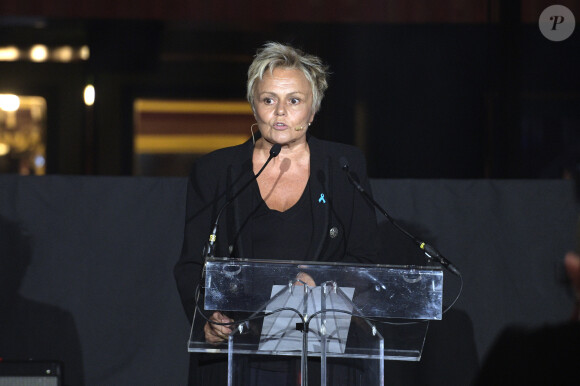 Exclusif - Muriel Robin - 2ème soirée de Gala au profit de l'association nationale "Le Refuge" et de ses actions de soutien aux jeunes LGBT+ victimes d'homophobie ou de transphobie, au théâtre des Folies Bergère à Paris, le 18 novembre 2019. Depuis 2003, Le Refuge accueille de jeunes garçons et filles de 18 à 25 ans en situation d'isolement du fait de leur orientation sexuelle ou de genre. Le Refuge propose l'hébergement temporaire, l'accompagnement social et psychologique, l'écoute et la médiation familiale, ainsi que des interventions en milieu scolaire. Le Refuge est présent aujourd'hui dans 20 villes en France avc des délégations régionales et départementales. Plus de 150 jeunes sont mis à l'abri chaque soir sur tout le territoire. La somme récoltée pour "Le Refuge" est de 272.450€. © Gorassini/Perusseau/Bestimage