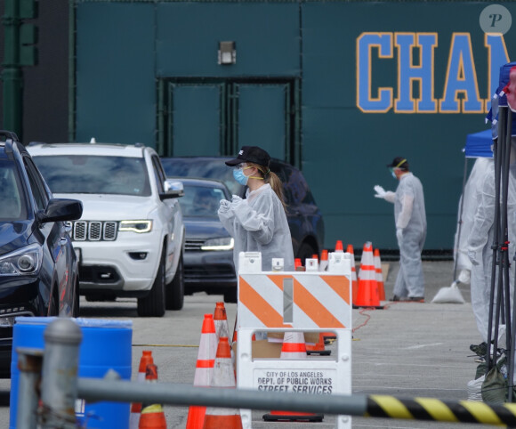 Exclusif - Sean Penn et sa compagne Leila George d'Onofrio apportent leur aide dans un centre de "drive-test" pour dépister le coronavirus (Covid-19) à Los Angeles, le 5 avril 2020.