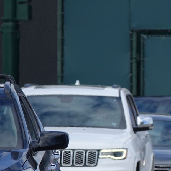 Exclusif - Sean Penn et sa compagne Leila George d'Onofrio apportent leur aide dans un centre de "drive-test" pour dépister le coronavirus (Covid-19) à Los Angeles, le 5 avril 2020.