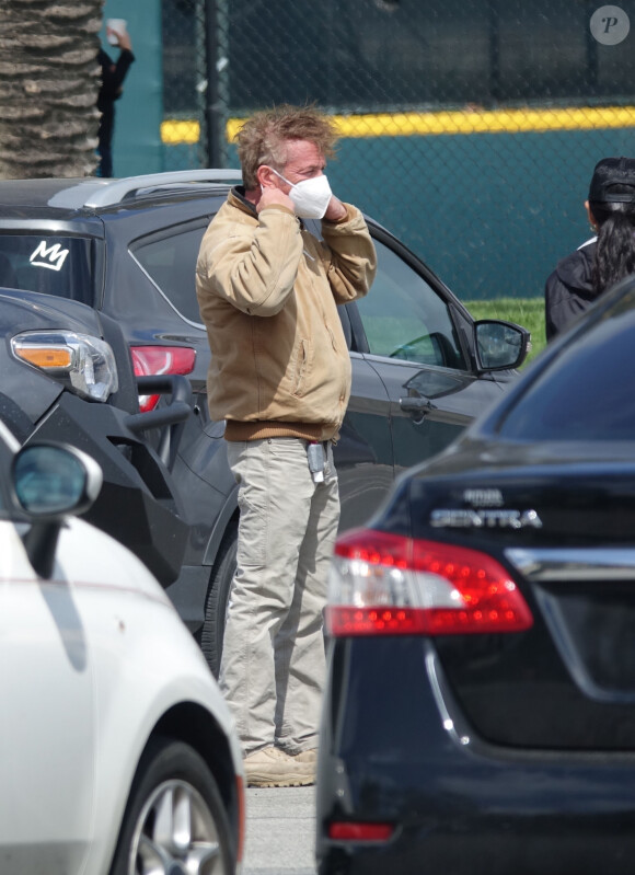 Exclusif - Sean Penn et sa compagne Leila George d'Onofrio apportent leur aide dans un centre de "drive-test" pour dépister le coronavirus (Covid-19) à Los Angeles, le 5 avril 2020.