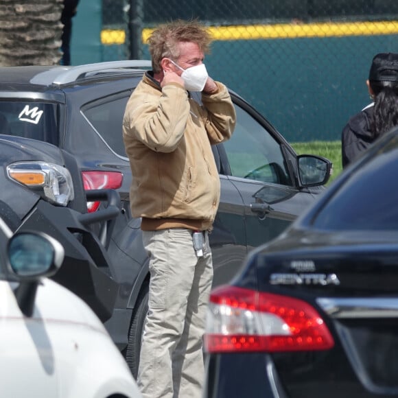 Exclusif - Sean Penn et sa compagne Leila George d'Onofrio apportent leur aide dans un centre de "drive-test" pour dépister le coronavirus (Covid-19) à Los Angeles, le 5 avril 2020.