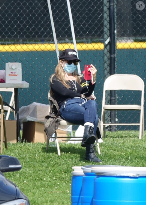 Exclusif - Sean Penn et sa compagne Leila George d'Onofrio apportent leur aide dans un centre de "drive-test" pour dépister le coronavirus (Covid-19) à Los Angeles, le 5 avril 2020.