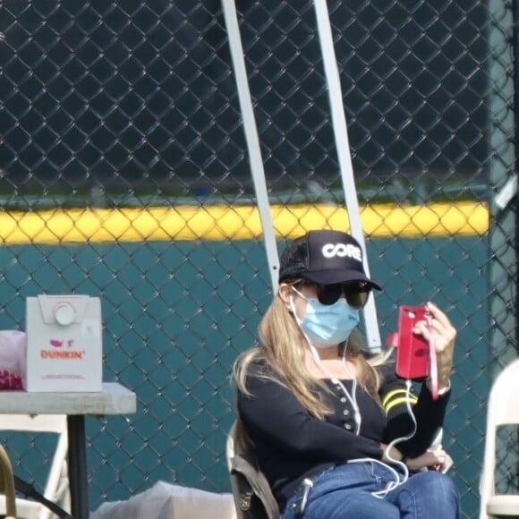 Exclusif - Sean Penn et sa compagne Leila George d'Onofrio apportent leur aide dans un centre de "drive-test" pour dépister le coronavirus (Covid-19) à Los Angeles, le 5 avril 2020.