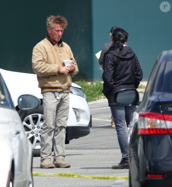 Exclusif - Sean Penn et sa compagne Leila George d'Onofrio apportent leur aide dans un centre de "drive-test" pour dépister le coronavirus (Covid-19) à Los Angeles, le 5 avril 2020.