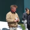 Exclusif - Sean Penn et sa compagne Leila George d'Onofrio apportent leur aide dans un centre de "drive-test" pour dépister le coronavirus (Covid-19) à Los Angeles, le 5 avril 2020.