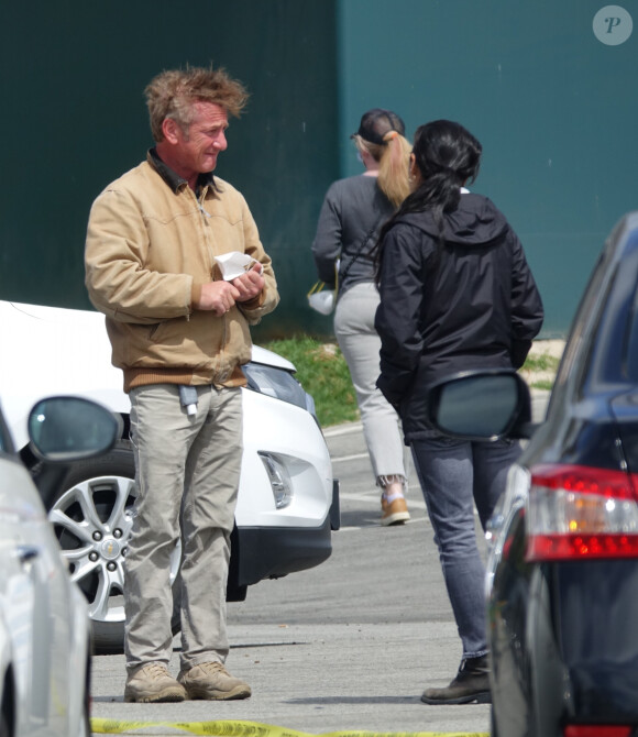Exclusif - Sean Penn et sa compagne Leila George d'Onofrio apportent leur aide dans un centre de "drive-test" pour dépister le coronavirus (Covid-19) à Los Angeles, le 5 avril 2020.