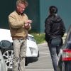 Exclusif - Sean Penn et sa compagne Leila George d'Onofrio apportent leur aide dans un centre de "drive-test" pour dépister le coronavirus (Covid-19) à Los Angeles, le 5 avril 2020.