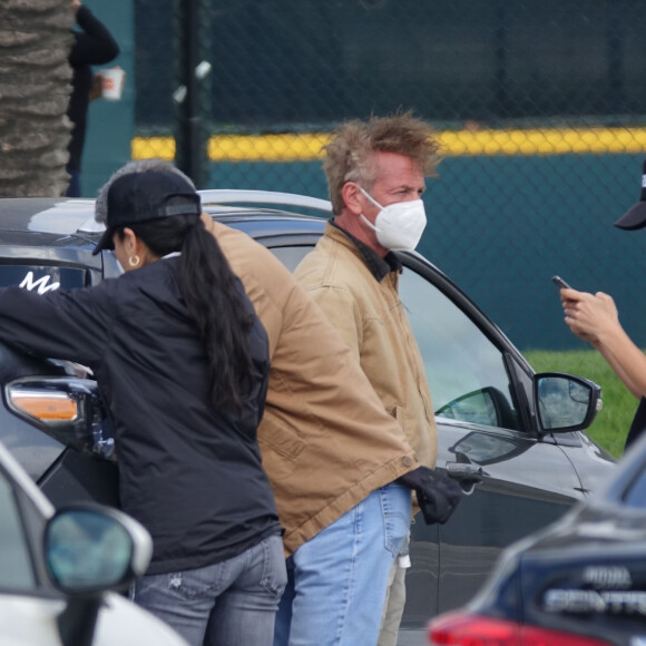 Exclusif - Sean Penn et sa compagne Leila George d'Onofrio apportent leur aide dans un centre de "drive-test" pour dépister le coronavirus (Covid-19) à Los Angeles, le 5 avril 2020.