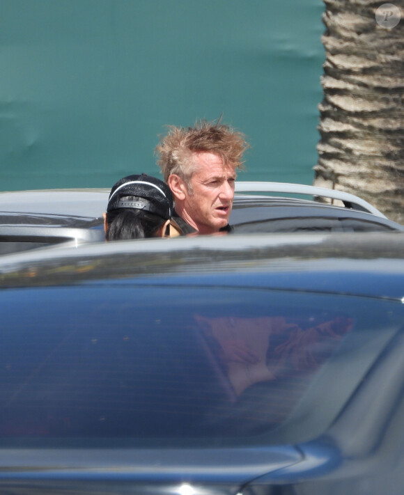 Exclusif - Sean Penn et sa compagne Leila George d'Onofrio apportent leur aide dans un centre de "drive-test" pour dépister le coronavirus (Covid-19) à Los Angeles, le 5 avril 2020.