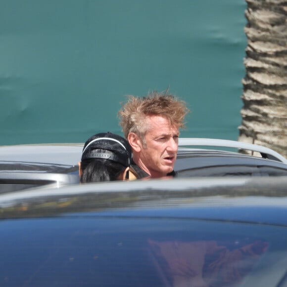 Exclusif - Sean Penn et sa compagne Leila George d'Onofrio apportent leur aide dans un centre de "drive-test" pour dépister le coronavirus (Covid-19) à Los Angeles, le 5 avril 2020.