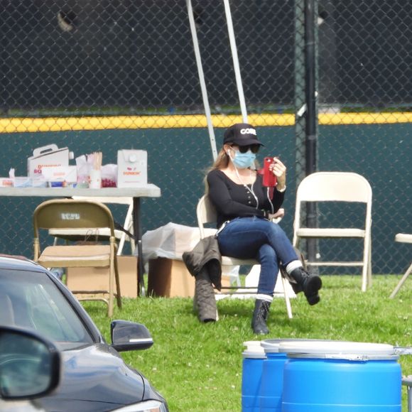 Exclusif - Sean Penn et sa compagne Leila George d'Onofrio apportent leur aide dans un centre de "drive-test" pour dépister le coronavirus (Covid-19) à Los Angeles, le 5 avril 2020.