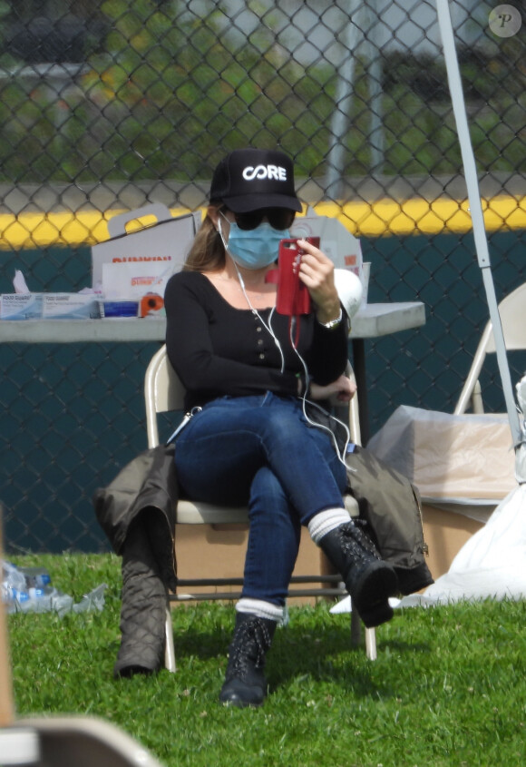 Exclusif - Sean Penn et sa compagne Leila George d'Onofrio apportent leur aide dans un centre de "drive-test" pour dépister le coronavirus (Covid-19) à Los Angeles, le 5 avril 2020.