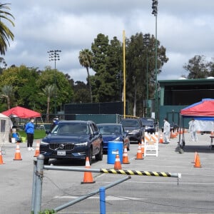 Exclusif - Sean Penn et sa compagne Leila George d'Onofrio apportent leur aide dans un centre de "drive-test" pour dépister le coronavirus (Covid-19) à Los Angeles, le 5 avril 2020.