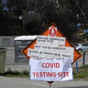 Exclusif - Sean Penn et sa compagne Leila George d'Onofrio apportent leur aide dans un centre de "drive-test" pour dépister le coronavirus (Covid-19) à Los Angeles, le 5 avril 2020.