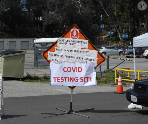 Exclusif - Sean Penn et sa compagne Leila George d'Onofrio apportent leur aide dans un centre de "drive-test" pour dépister le coronavirus (Covid-19) à Los Angeles, le 5 avril 2020.