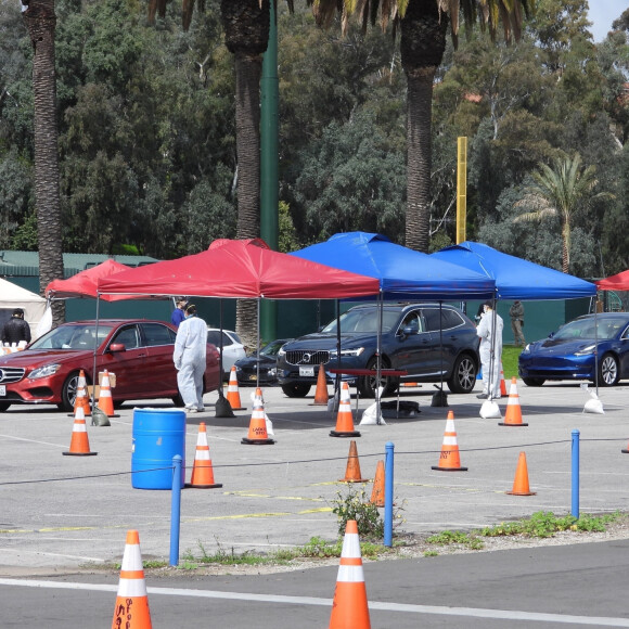 Exclusif - Sean Penn et sa compagne Leila George d'Onofrio apportent leur aide dans un centre de "drive-test" pour dépister le coronavirus (Covid-19) à Los Angeles, le 5 avril 2020.