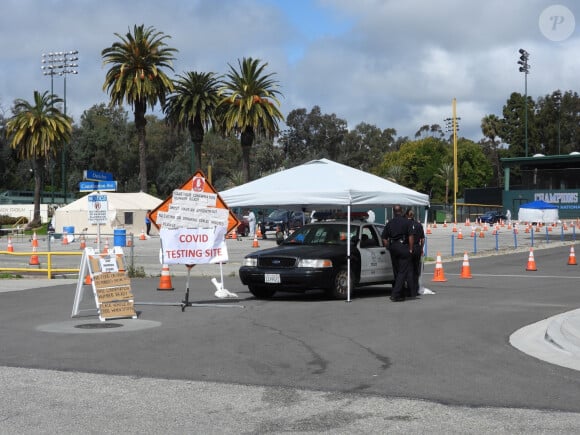 Exclusif - Sean Penn et sa compagne Leila George d'Onofrio apportent leur aide dans un centre de "drive-test" pour dépister le coronavirus (Covid-19) à Los Angeles, le 5 avril 2020.