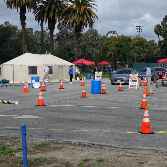 Exclusif - Sean Penn et sa compagne Leila George d'Onofrio apportent leur aide dans un centre de "drive-test" pour dépister le coronavirus (Covid-19) à Los Angeles, le 5 avril 2020.