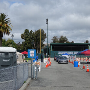 Exclusif - Sean Penn et sa compagne Leila George d'Onofrio apportent leur aide dans un centre de "drive-test" pour dépister le coronavirus (Covid-19) à Los Angeles, le 5 avril 2020.