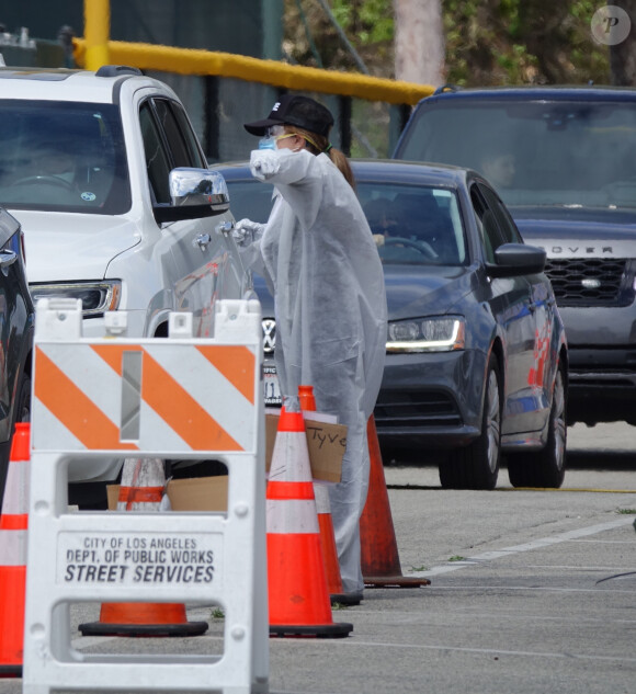 Exclusif - Sean Penn et sa compagne Leila George d'Onofrio apportent leur aide dans un centre de "drive-test" pour dépister le coronavirus (Covid-19) à Los Angeles, le 5 avril 2020.