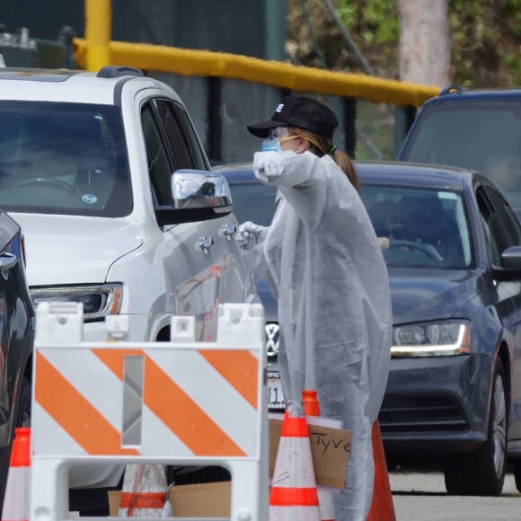 Exclusif - Sean Penn et sa compagne Leila George d'Onofrio apportent leur aide dans un centre de "drive-test" pour dépister le coronavirus (Covid-19) à Los Angeles, le 5 avril 2020.