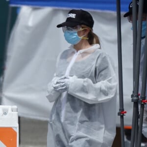 Exclusif - Sean Penn et sa compagne Leila George d'Onofrio apportent leur aide dans un centre de "drive-test" pour dépister le coronavirus (Covid-19) à Los Angeles, le 5 avril 2020.