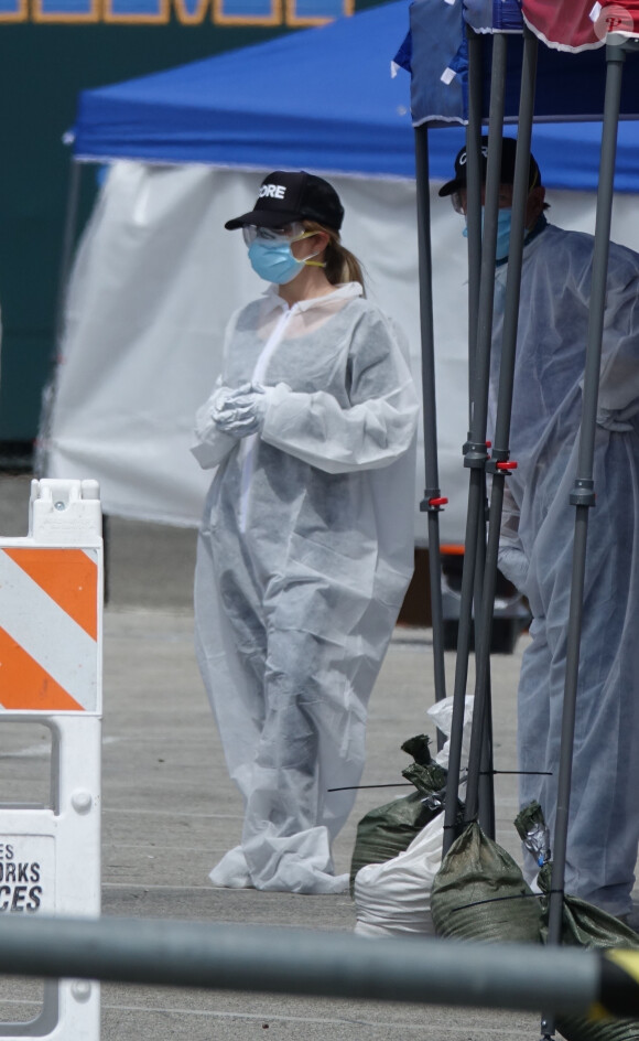 Exclusif - Sean Penn et sa compagne Leila George d'Onofrio apportent leur aide dans un centre de "drive-test" pour dépister le coronavirus (Covid-19) à Los Angeles, le 5 avril 2020.