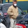 Exclusif - Sean Penn et sa compagne Leila George d'Onofrio apportent leur aide dans un centre de "drive-test" pour dépister le coronavirus (Covid-19) à Los Angeles, le 5 avril 2020.