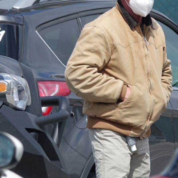 Exclusif - Sean Penn et sa compagne Leila George d'Onofrio apportent leur aide dans un centre de "drive-test" pour dépister le coronavirus (Covid-19) à Los Angeles, le 5 avril 2020.