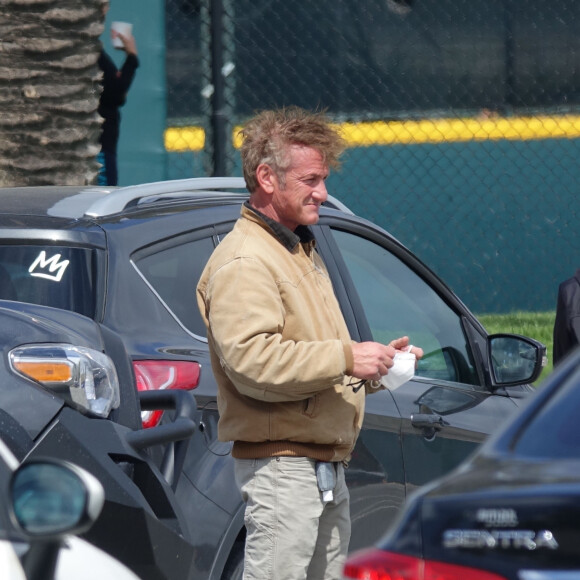 Exclusif - Sean Penn et sa compagne Leila George d'Onofrio apportent leur aide dans un centre de "drive-test" pour dépister le coronavirus (Covid-19) à Los Angeles, le 5 avril 2020.