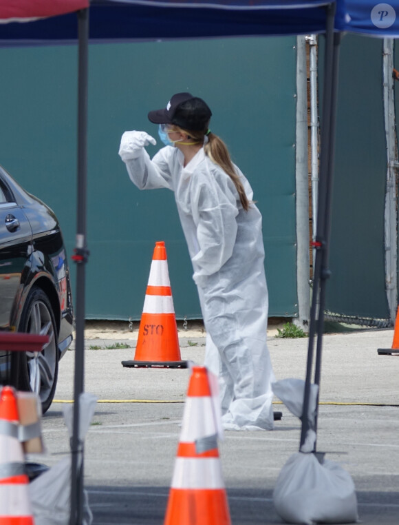 Exclusif - Sean Penn et sa compagne Leila George d'Onofrio apportent leur aide dans un centre de "drive-test" pour dépister le coronavirus (Covid-19) à Los Angeles, le 5 avril 2020.