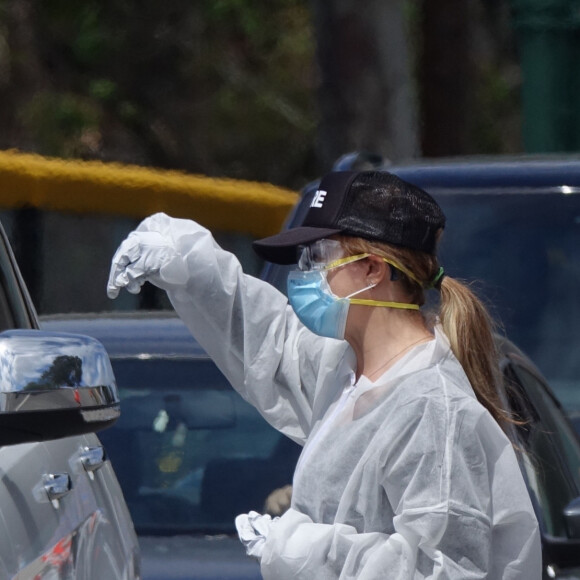 Exclusif - Sean Penn et sa compagne Leila George d'Onofrio apportent leur aide dans un centre de "drive-test" pour dépister le coronavirus (Covid-19) à Los Angeles, le 5 avril 2020.