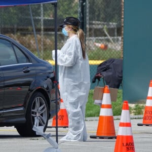 Exclusif - Sean Penn et sa compagne Leila George d'Onofrio apportent leur aide dans un centre de "drive-test" pour dépister le coronavirus (Covid-19) à Los Angeles, le 5 avril 2020.