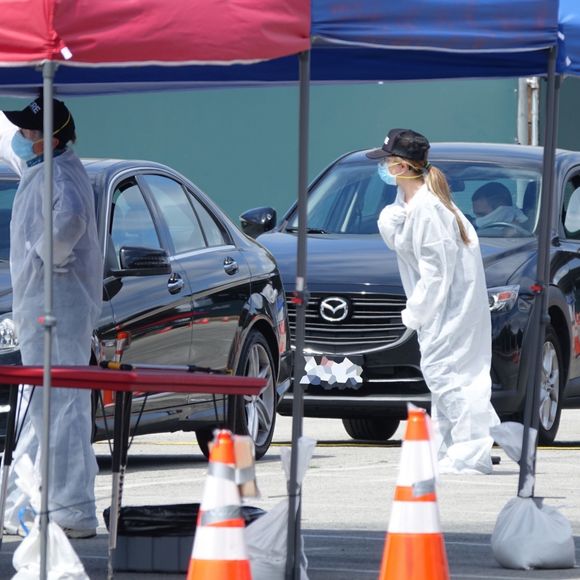 Exclusif - Sean Penn et sa compagne Leila George d'Onofrio apportent leur aide dans un centre de "drive-test" pour dépister le coronavirus (Covid-19) à Los Angeles, le 5 avril 2020.