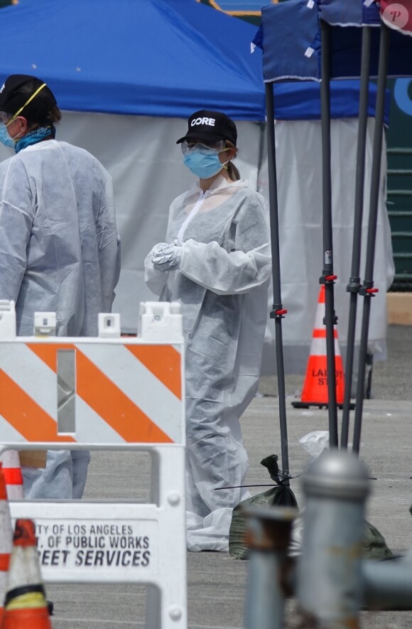 Exclusif - Sean Penn et sa compagne Leila George d'Onofrio apportent leur aide dans un centre de "drive-test" pour dépister le coronavirus (Covid-19) à Los Angeles, le 5 avril 2020.