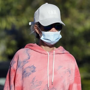 Christina arrive en fin d'après-midi chez Laeticia avec son chien Bono et des masques de protection à la main. Laeticia Hallyday, ses filles Jade et Joy, Christina, avec des masques, et leurs chiens Santos, Cheyenne et Bono se promènent dans le quartier de Pacific Palisades, à Los Angeles, Californie, Etats-Unis, le 3 avril 2020, pendant la période de confinement.