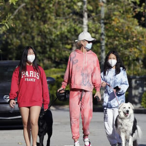 Christina arrive en fin d'après-midi chez Laeticia avec son chien Bono et des masques de protection à la main. Laeticia Hallyday, ses filles Jade et Joy, Christina, avec des masques, et leurs chiens Santos, Cheyenne et Bono se promènent dans le quartier de Pacific Palisades, à Los Angeles, Californie, Etats-Unis, le 3 avril 2020, pendant la période de confinement.