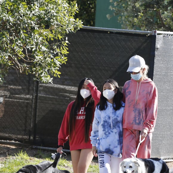 Christina arrive en fin d'après-midi chez Laeticia avec son chien Bono et des masques de protection à la main. Laeticia Hallyday, ses filles Jade et Joy, Christina, avec des masques, et leurs chiens Santos, Cheyenne et Bono se promènent dans le quartier de Pacific Palisades, à Los Angeles, Californie, Etats-Unis, le 3 avril 2020, pendant la période de confinement.