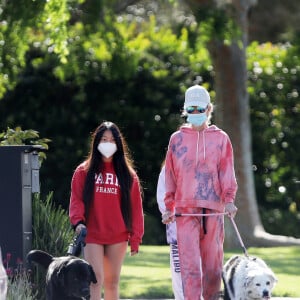 Christina arrive en fin d'après-midi chez Laeticia avec son chien Bono et des masques de protection à la main. Laeticia Hallyday, ses filles Jade et Joy, Christina, avec des masques, et leurs chiens Santos, Cheyenne et Bono se promènent dans le quartier de Pacific Palisades, à Los Angeles, Californie, Etats-Unis, le 3 avril 2020, pendant la période de confinement.